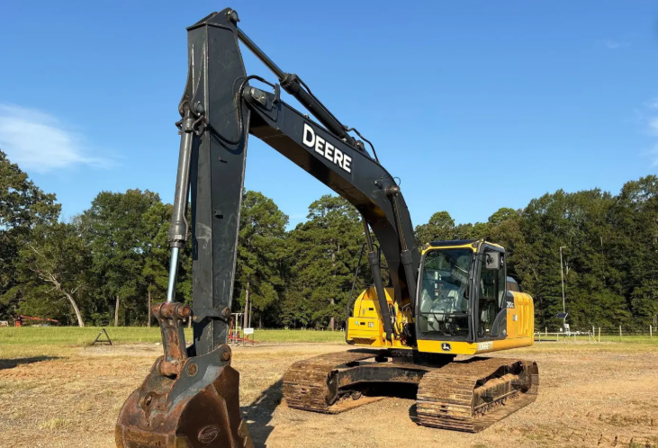 2021 John Deere 210G LC